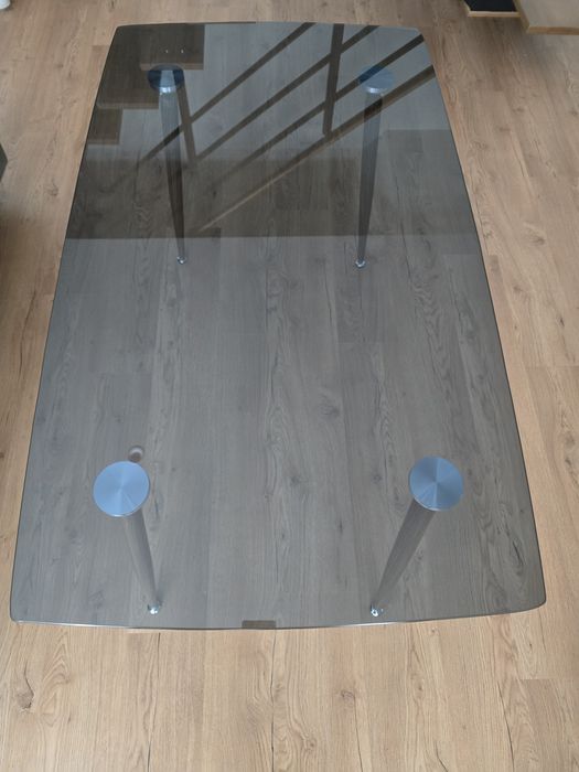 Mesa de vidro e cadeiras