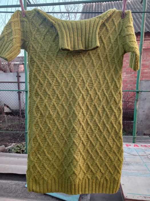 продам  2 платья  вязаное и  теплое с кор. Рукавом