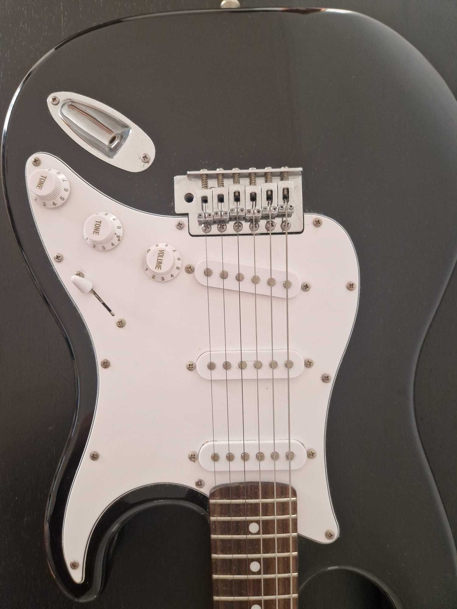 Guitarra Elétrica Rocker - em excelente estado, nova! Oportunidade!