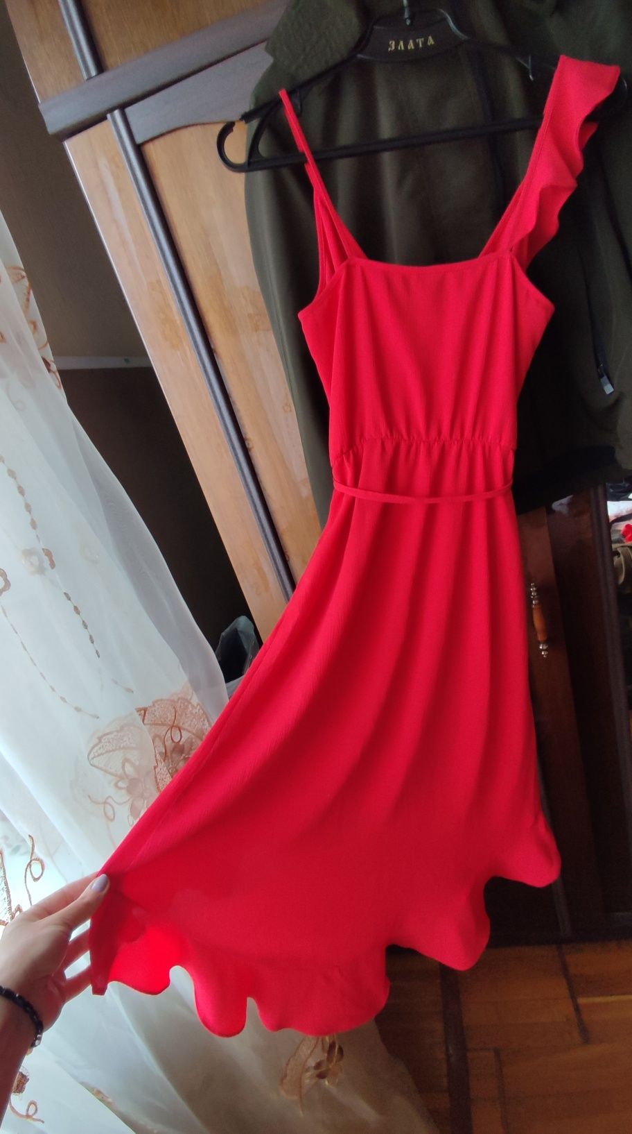 Продам красивое летнее красное платье  М