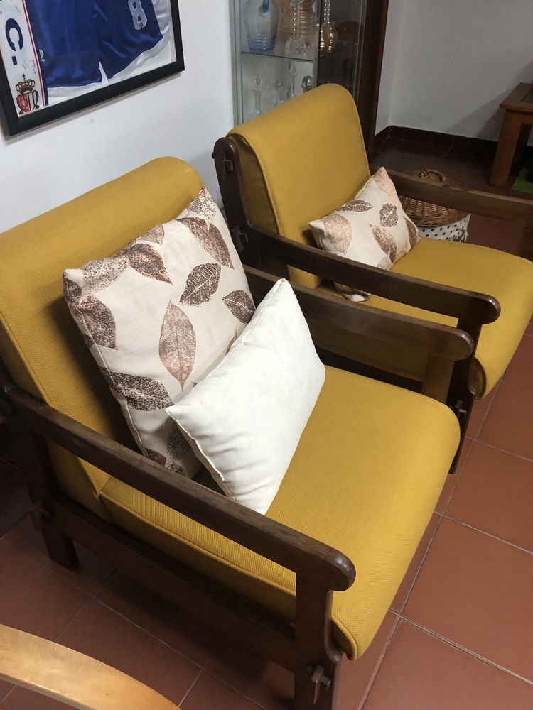 Dois sofás em madeira