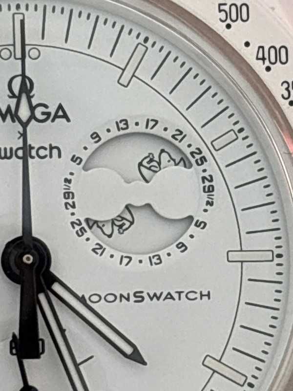 Omega x Swatch Snoopy Biały Księżyc: Bioceramic Solarny Faza