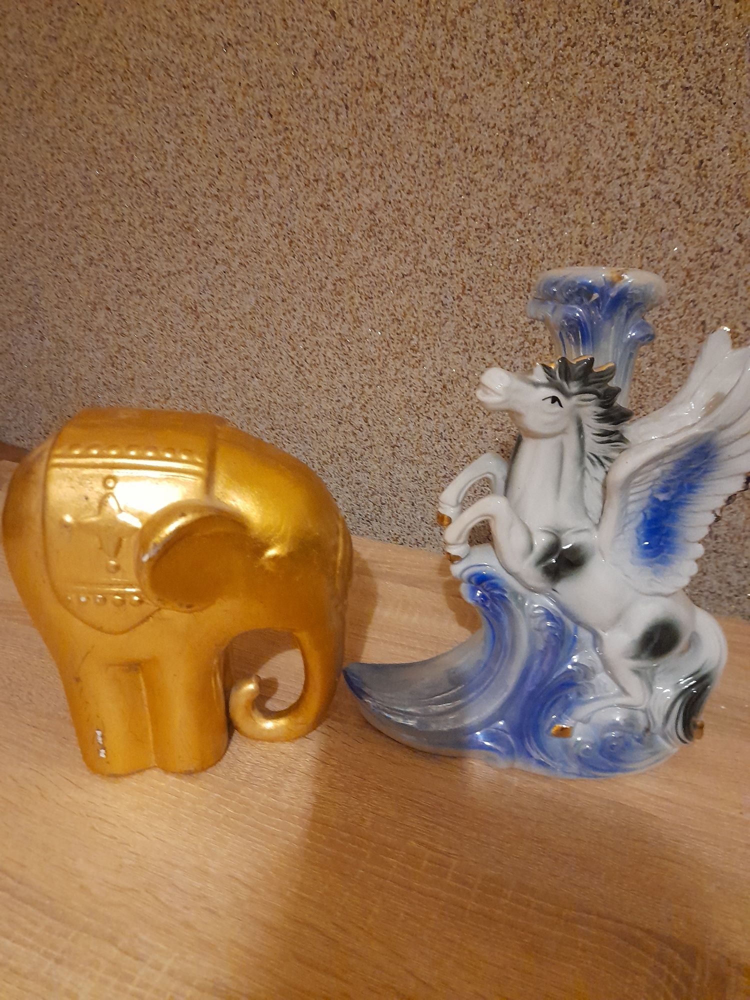 Figurki śłonia i konia z porcelany