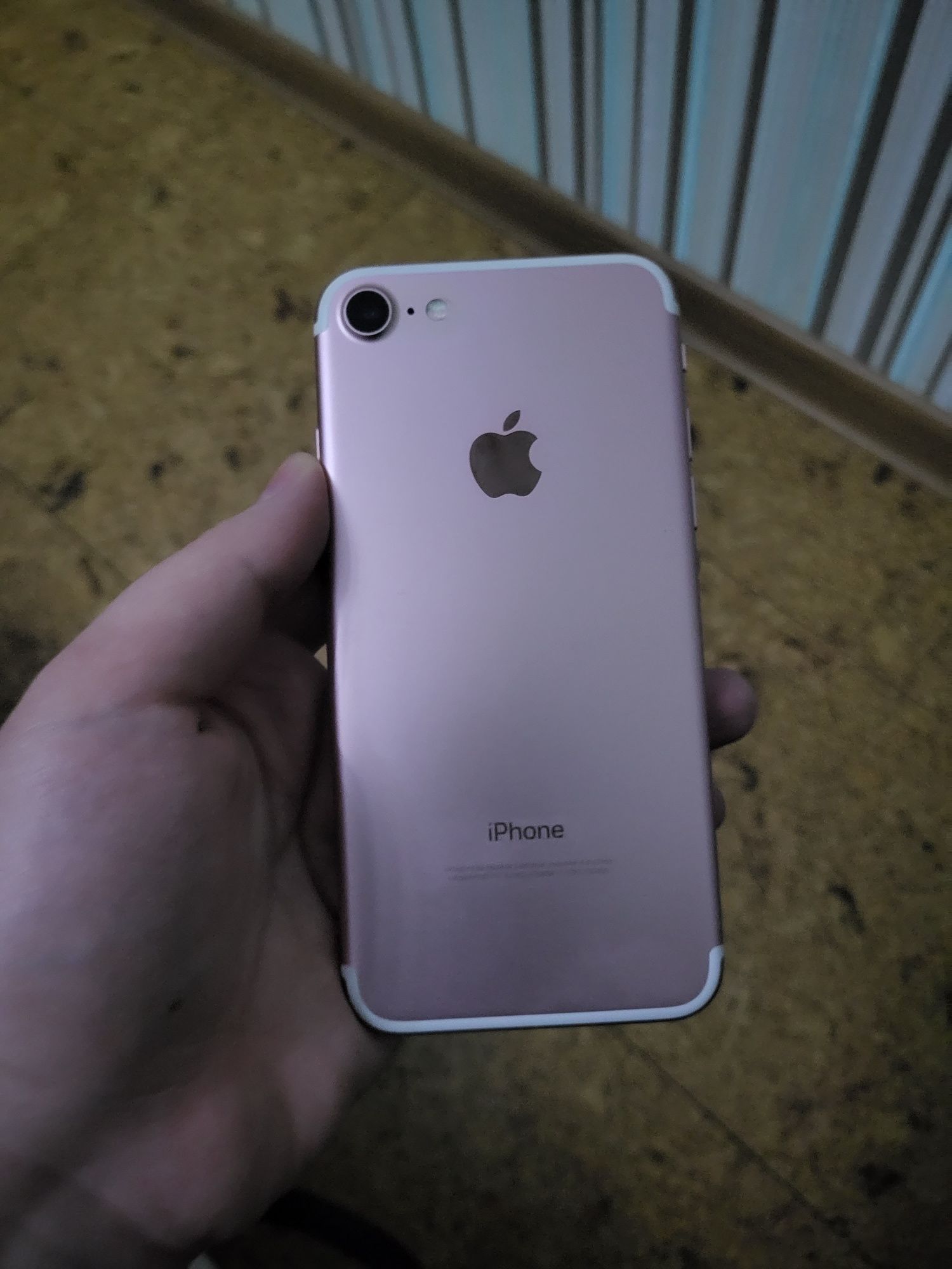 Iphone 7, r-sim, 32gb 77% акумулятор