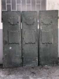 Trio de portas séc XVIII, decoradas com ricas almofadas.
