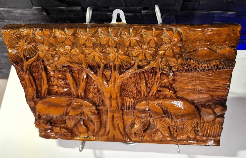 Ręcznie rzeźbiona płaskorzeźba 3D z drewna – słonie w dżungli