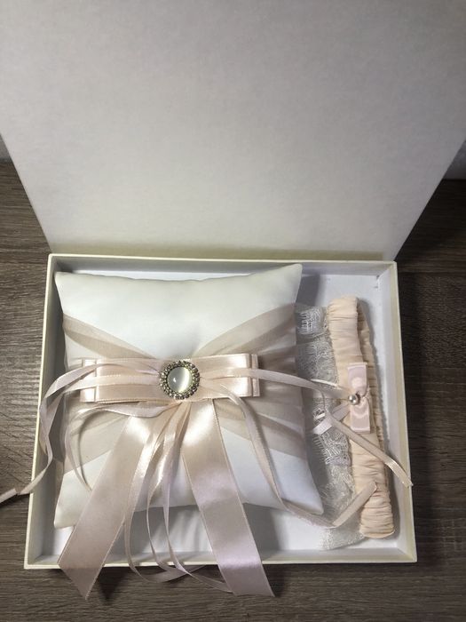 Свадебная подушечка для колец и  подвязка