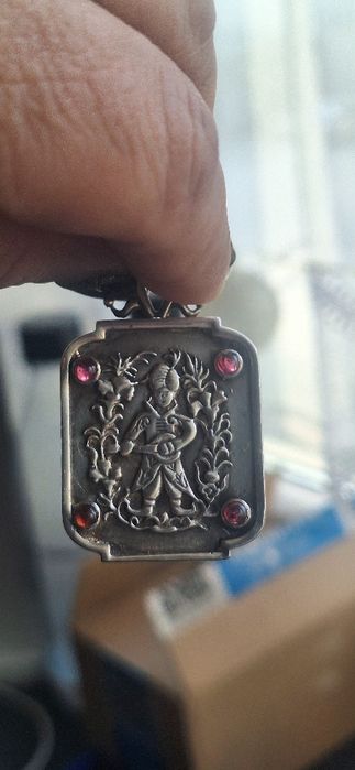 Srebrny medalion z ametystami