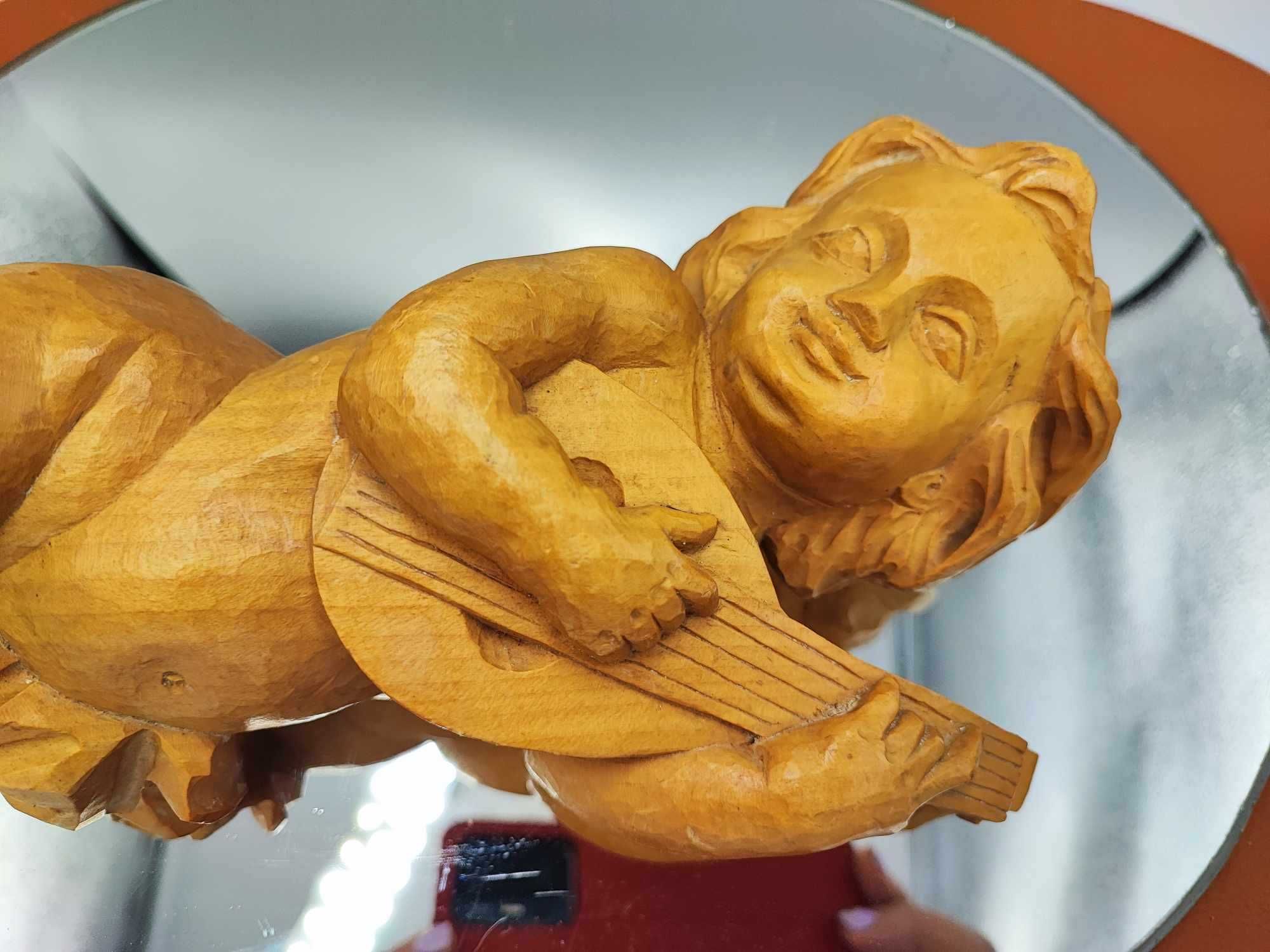 Stary drewniany amorek,amor,putto,gra na cytrze