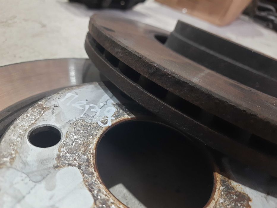 Передні тормозні бліни диски гальмівні Тойота Авенсіс т27 2.2 5х114.3