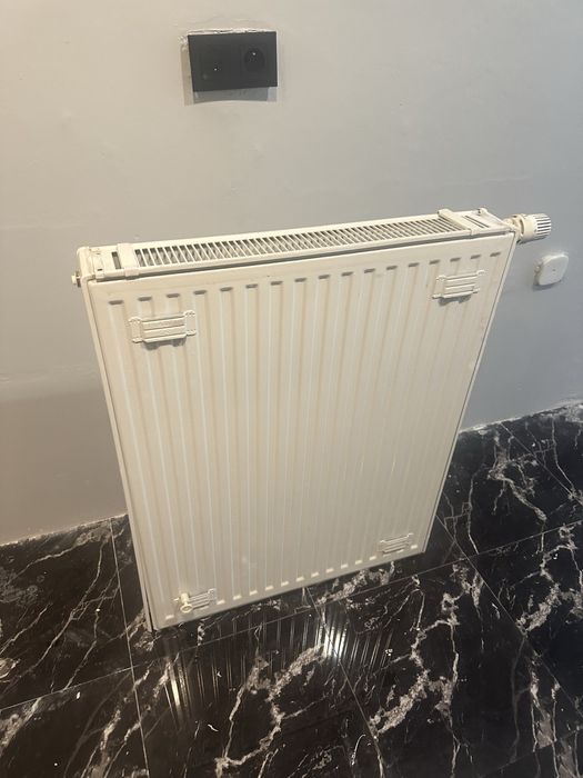 Grzejnik scienny bialy