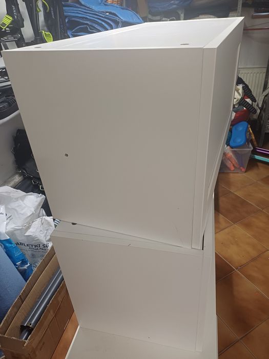 Białe szafki Ikea, trafast z pojemnikami i dwie wiszące
