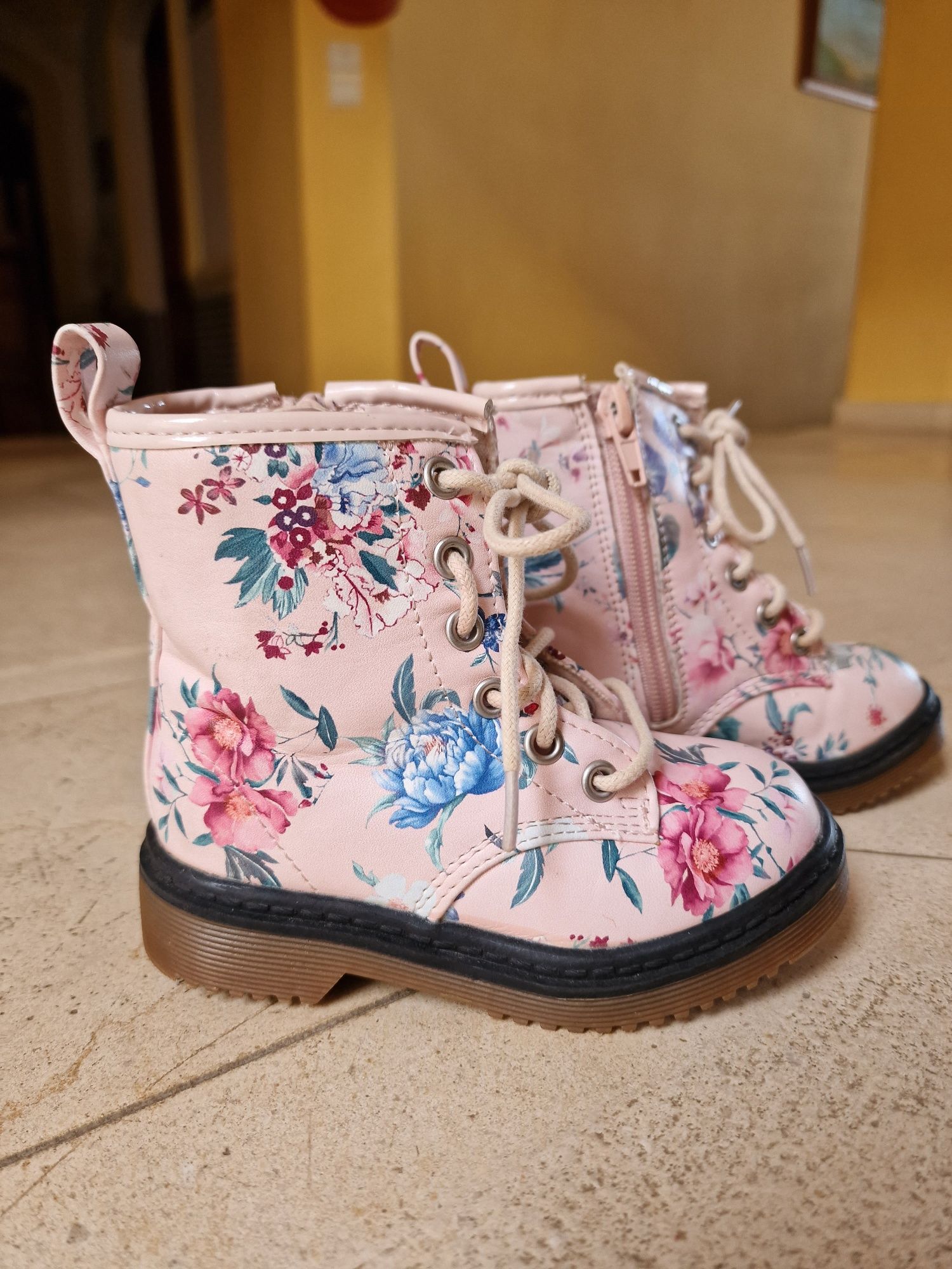 Botas coloridas para criança