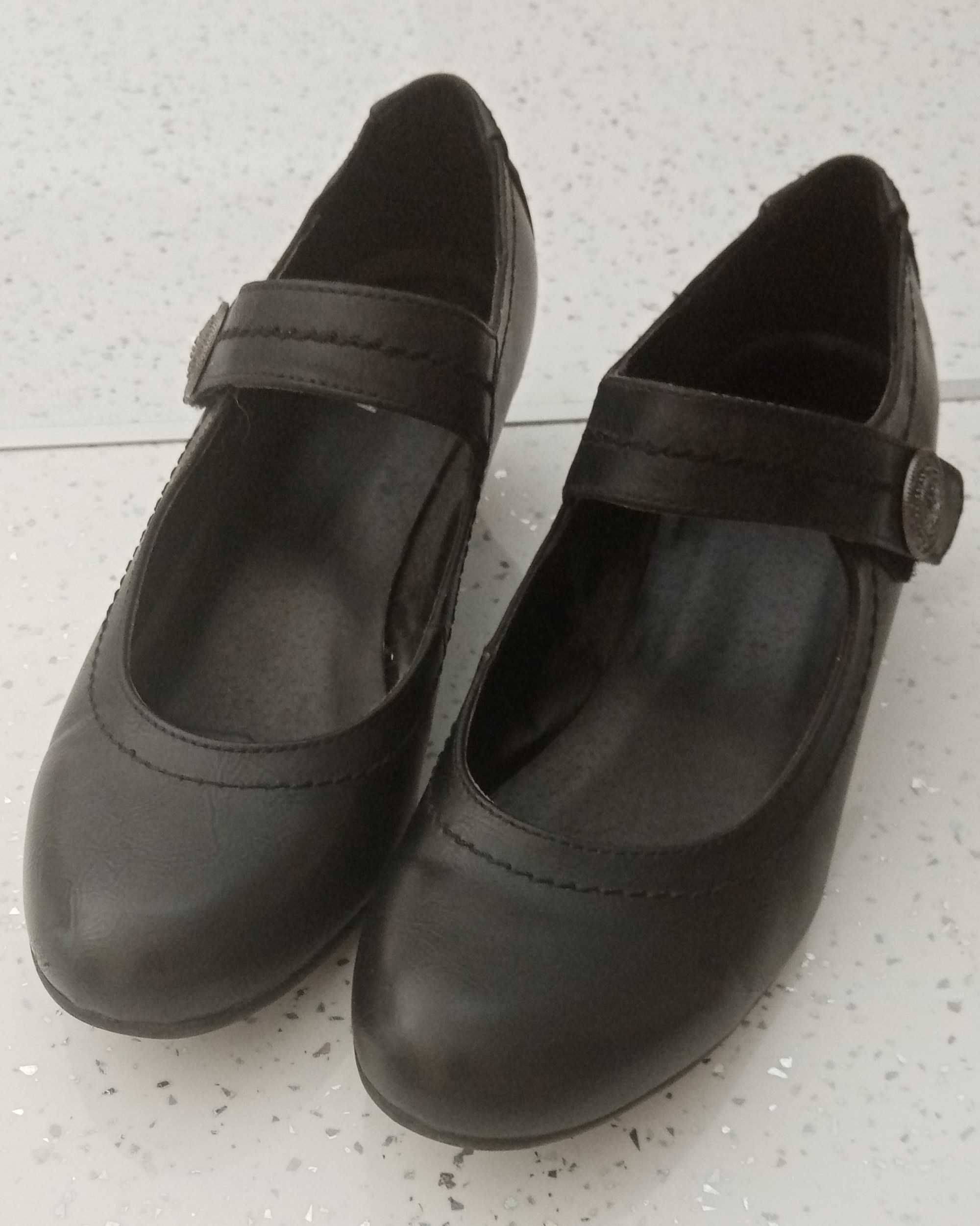 Sapatos pretos, salto 4 cm, tamanho 38