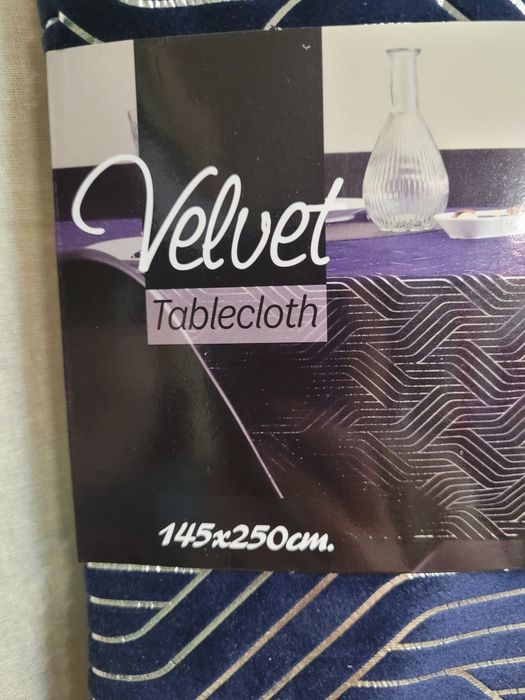 Obrus granatowy velvetowy ze srebrnym wzorem