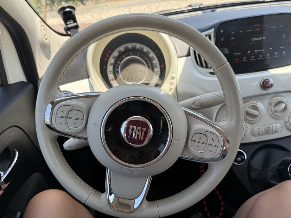 Fiat 500 cabrio branco e vermelho