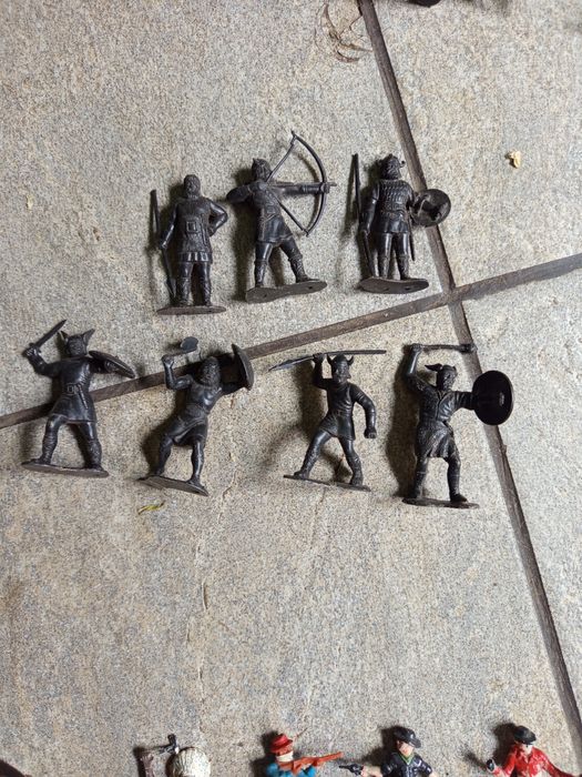 Продам солдатики ковбойцы.