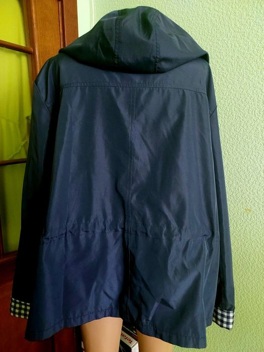 Куртка-ветровка с капюшоном 54-56 размера