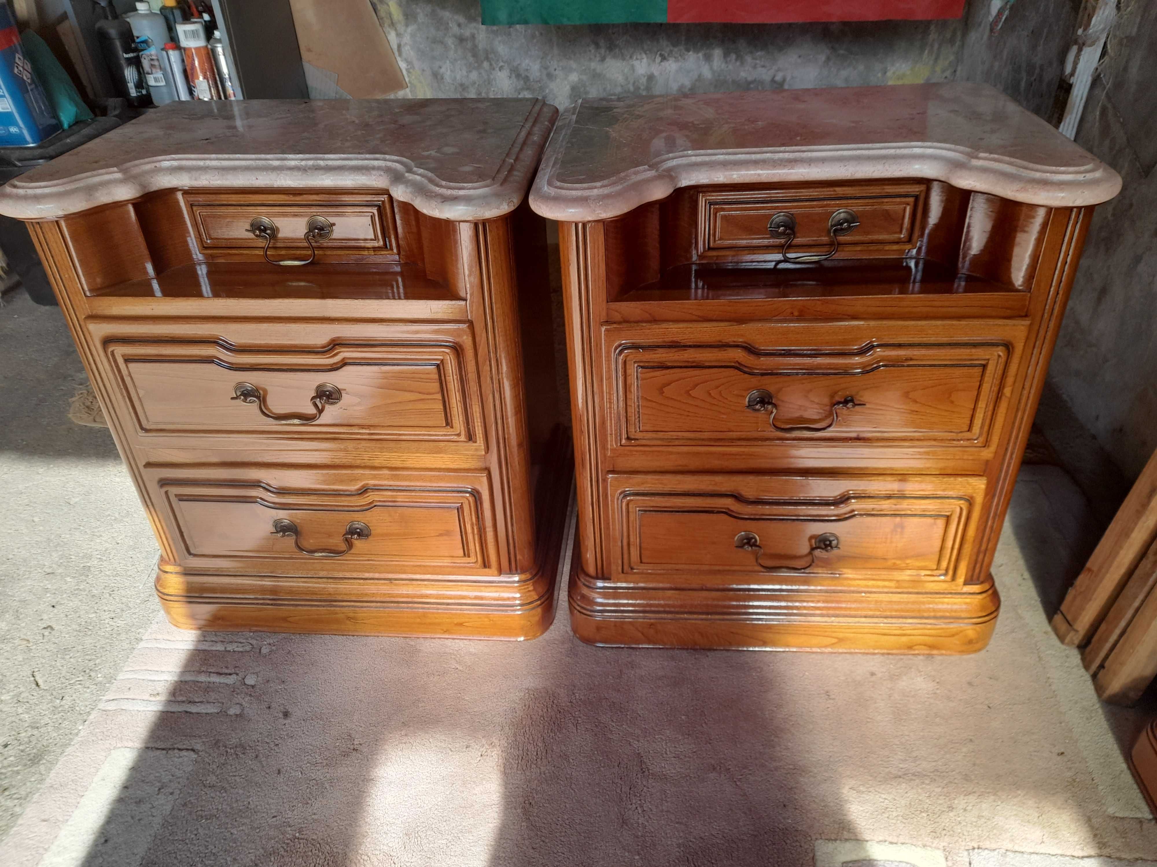 Mobília de quarto de casal com tampos de mármore