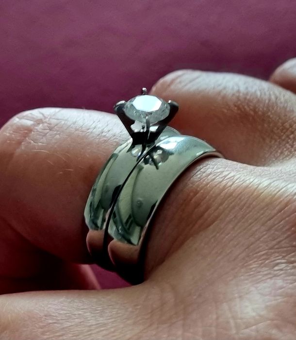 Conjunto de 2 anéis/alianças prateados (1 solitário), em aço, T19.