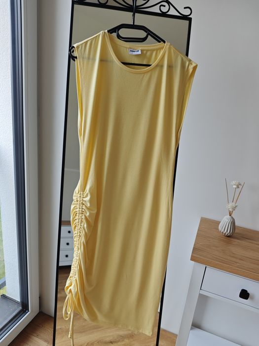 Śliczna sukienka letnia, jasno żółta marszczenie z boku. Noisy May, M