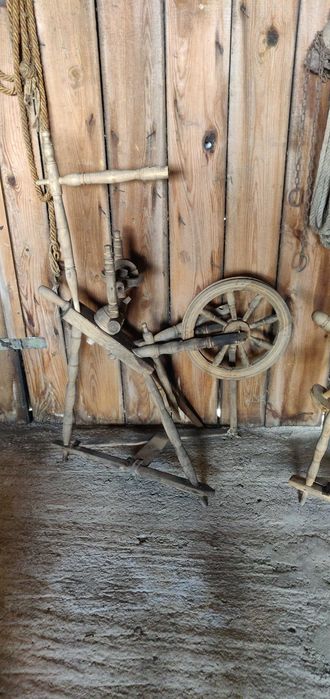 Kołowrotek do przędzenia wełny