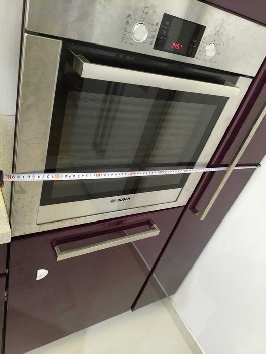 Zabudowa kuchenna wraz ze zmywarką, płytą gazową i piekarnikiem.