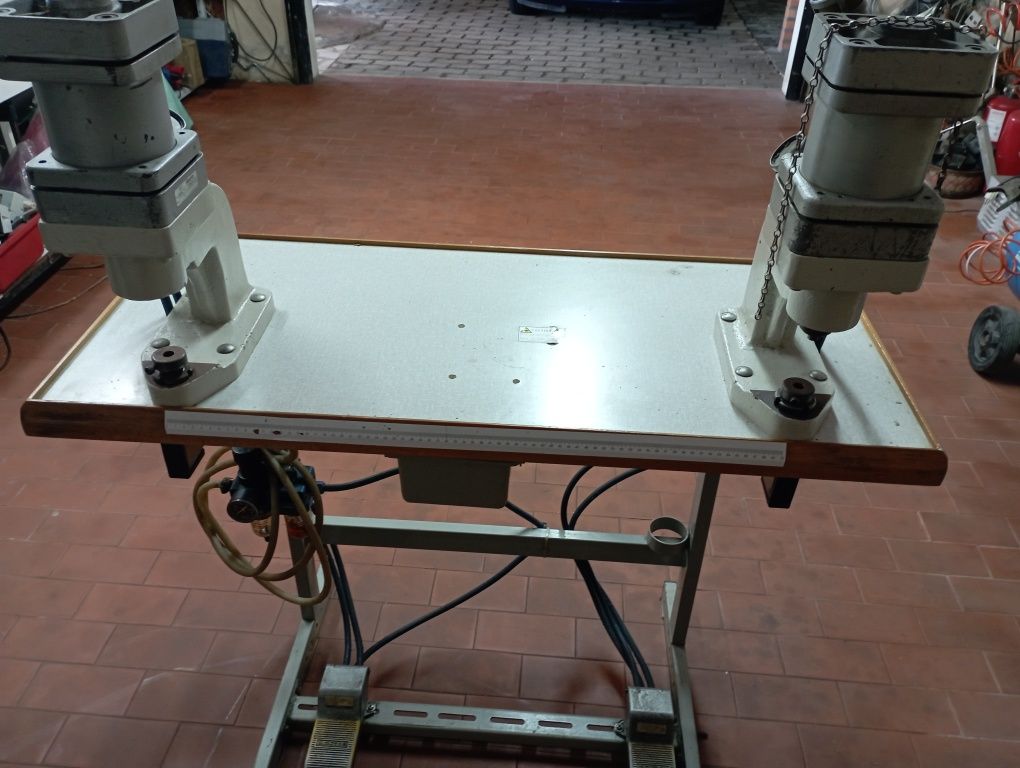 Máquina de meter ilhós e pregar botões de mola