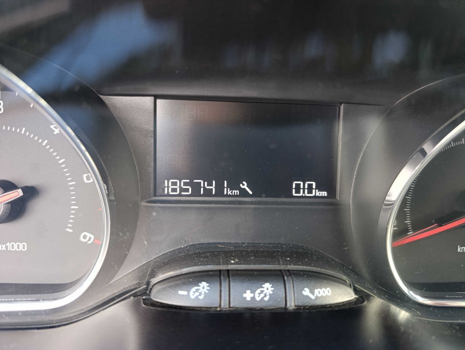 Peugeot 208 1.6 HDi (2012)