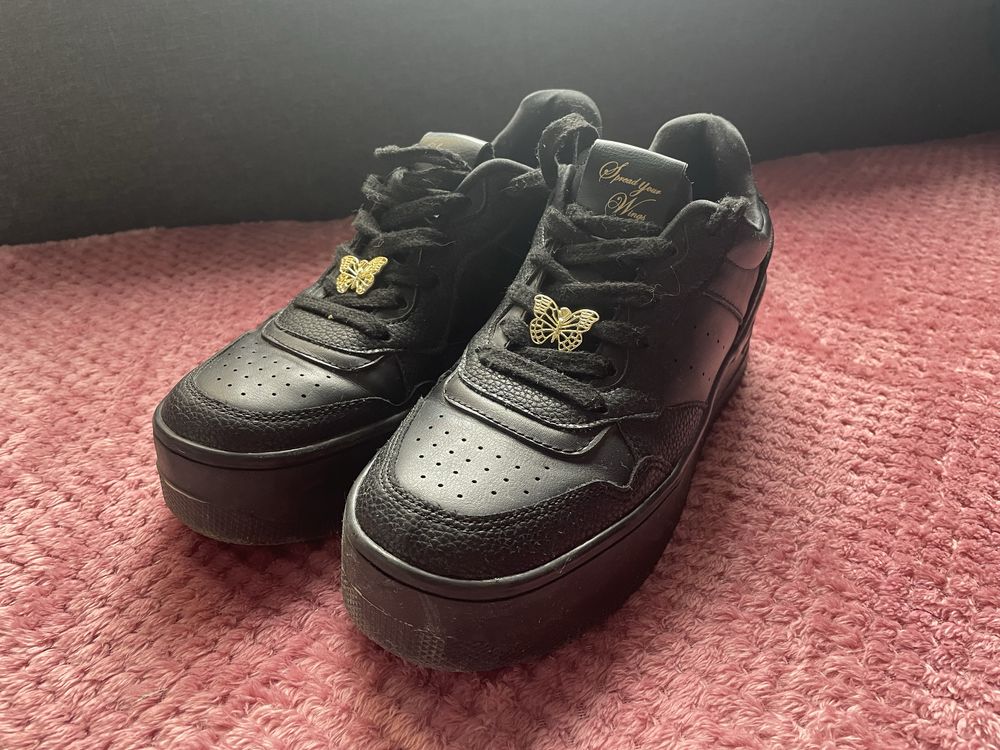 Buty z motylem bershka