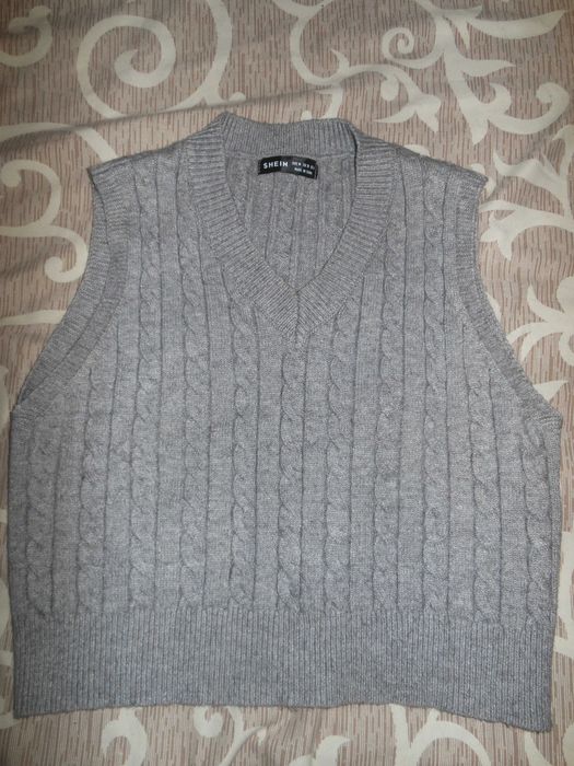 Сірий жилет з V-подібним вирізом
