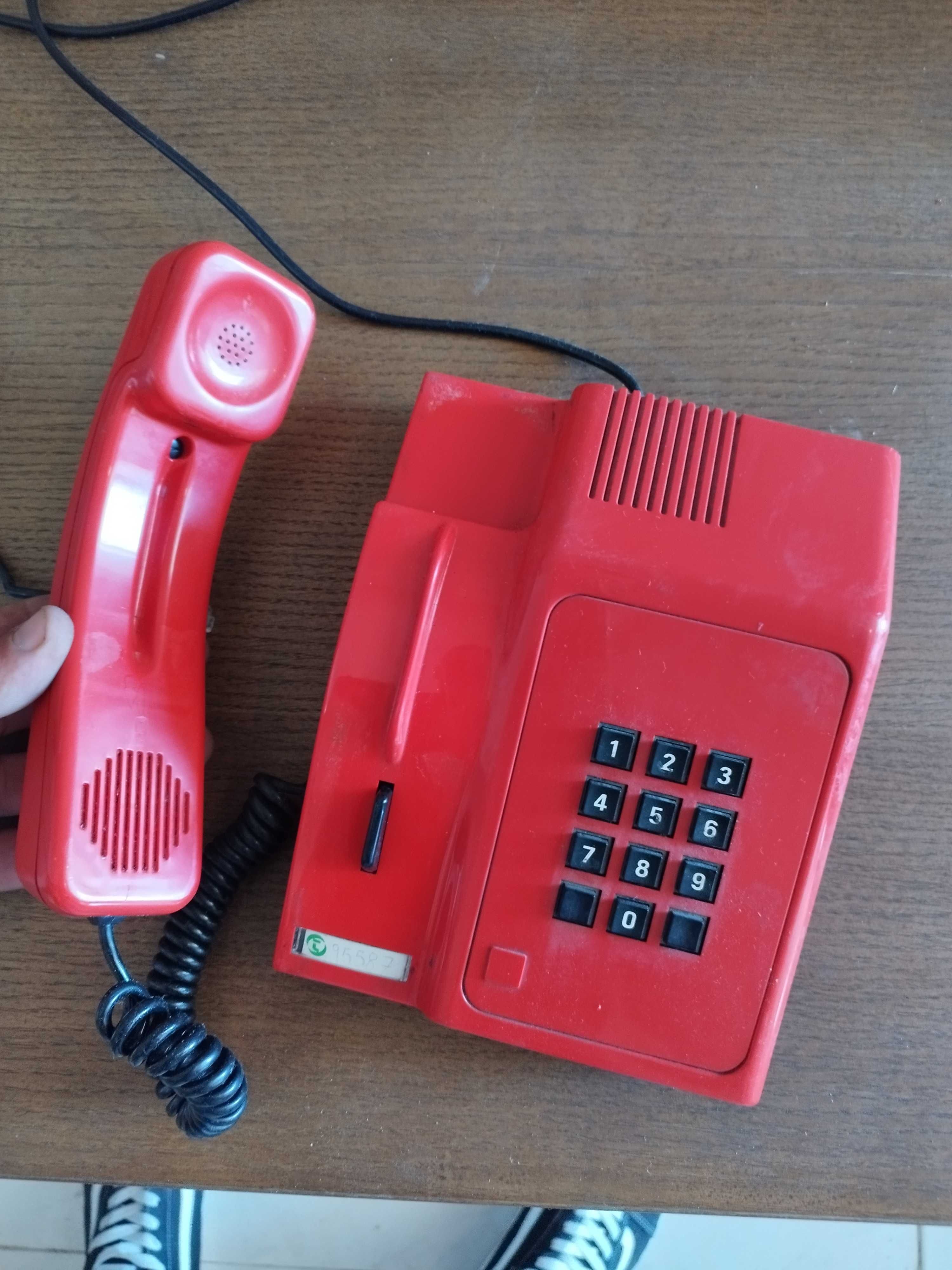 Telefone antigo vermelho