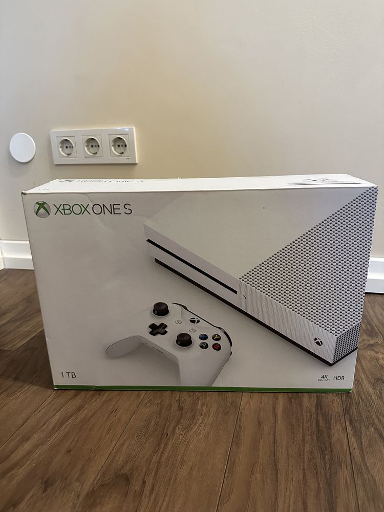 Xbox One S 1TB + Джойстик