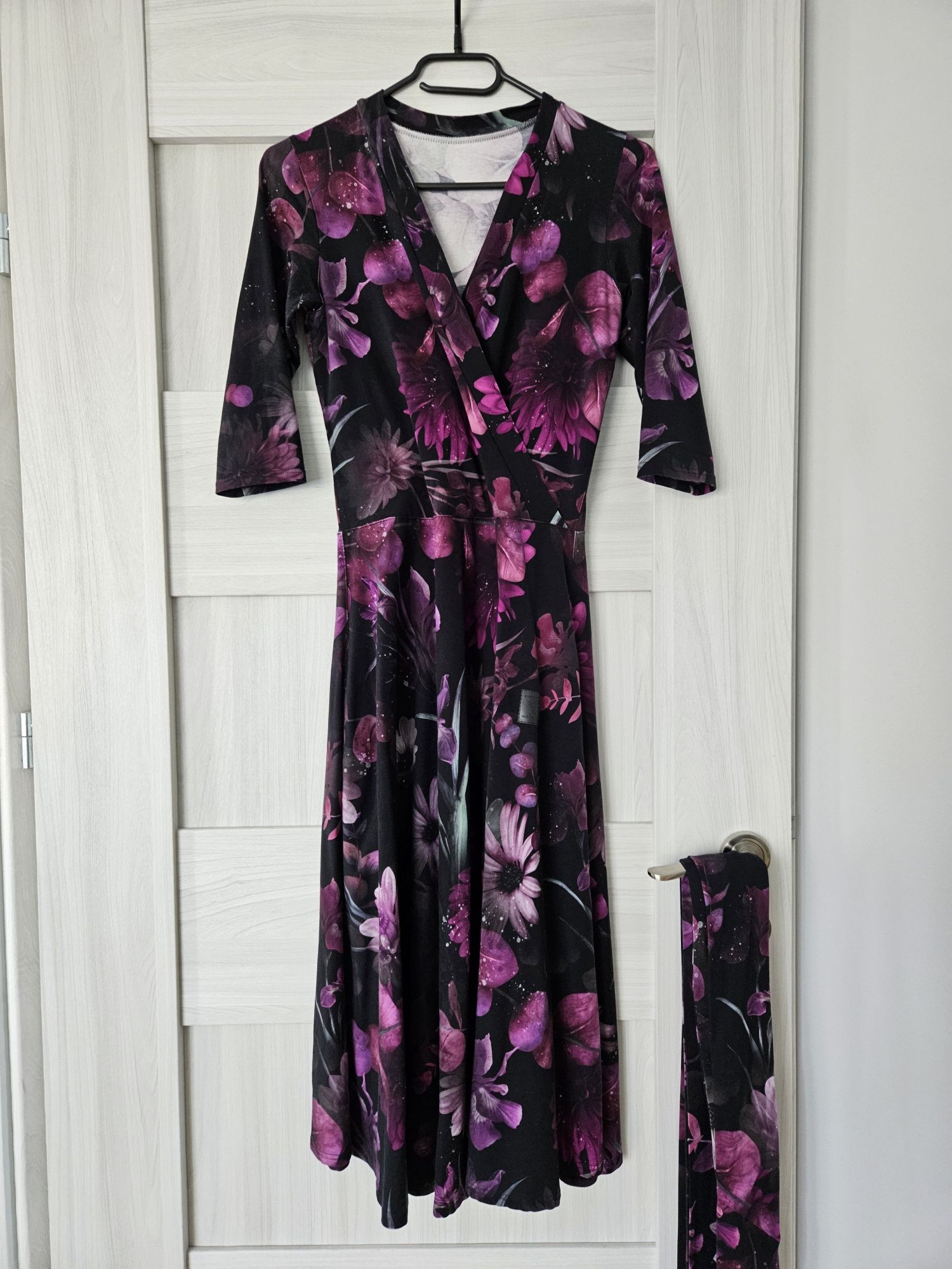 Sukienka Okee midi zakryte plecy roz. XS,  Pink Clover
