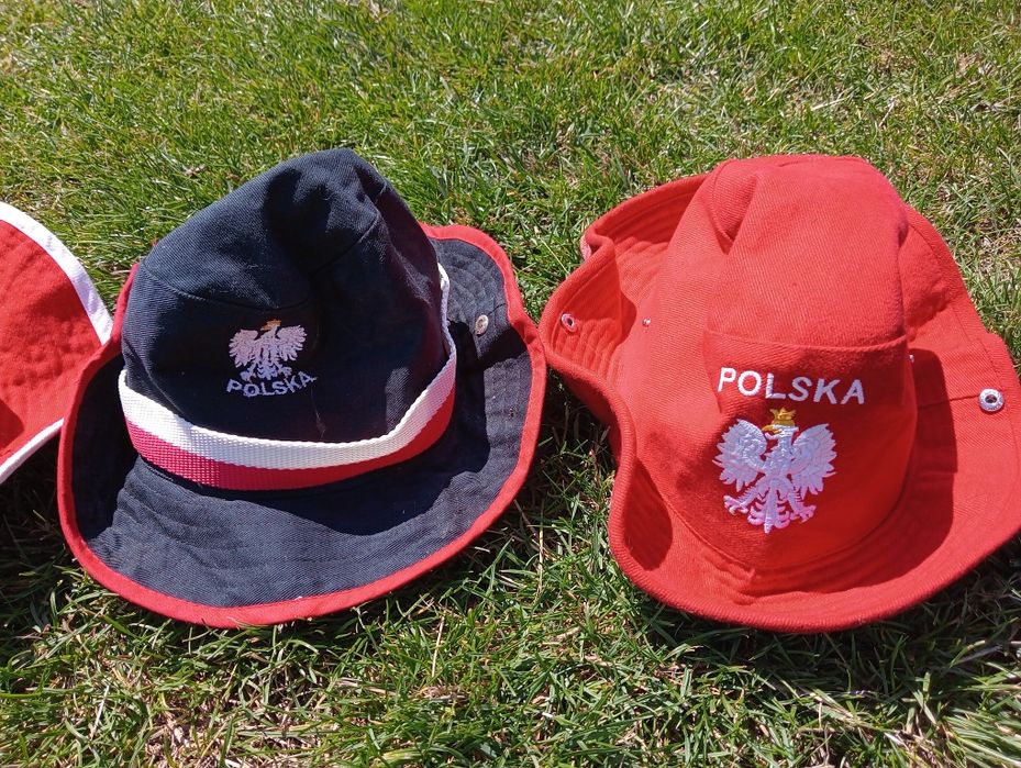 Trzy kapelusze kibica i peruka