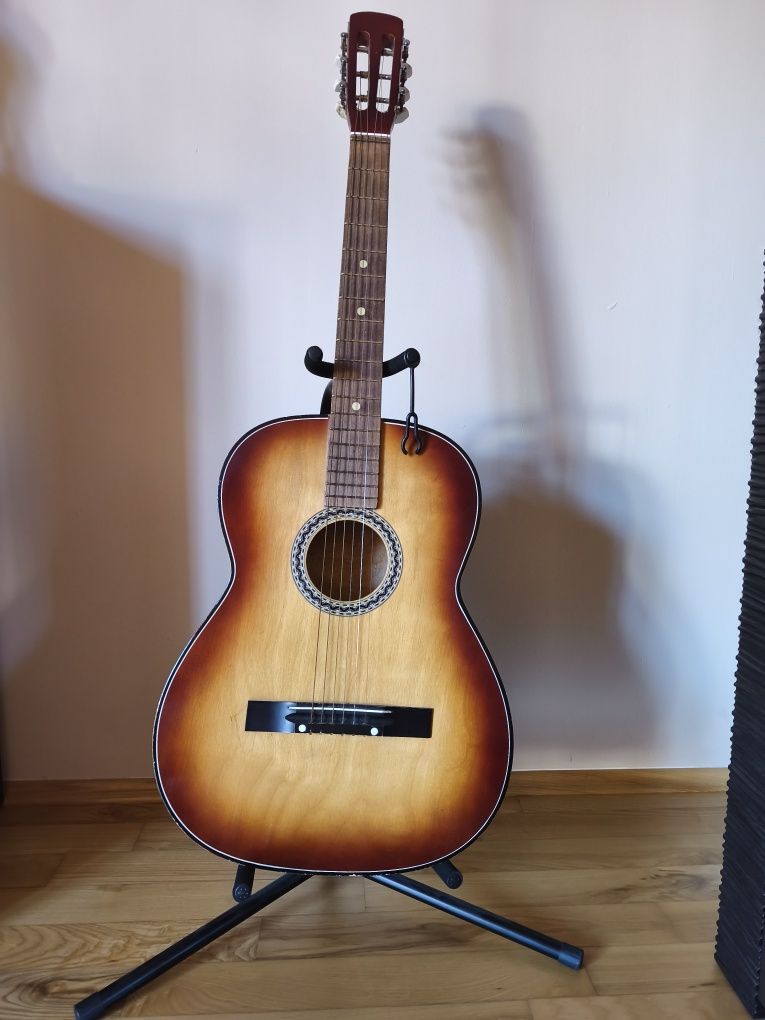 gitara klasyczna tradycyjna metalowe struny statyw stojak gitarowy