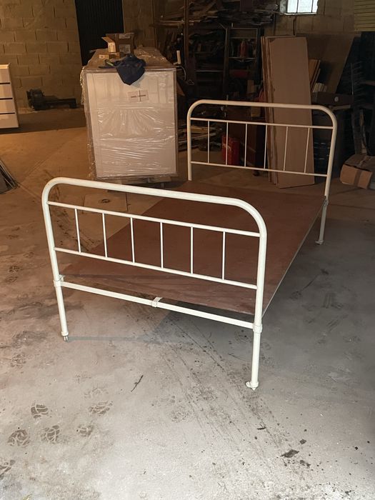Cama de ferro antiga