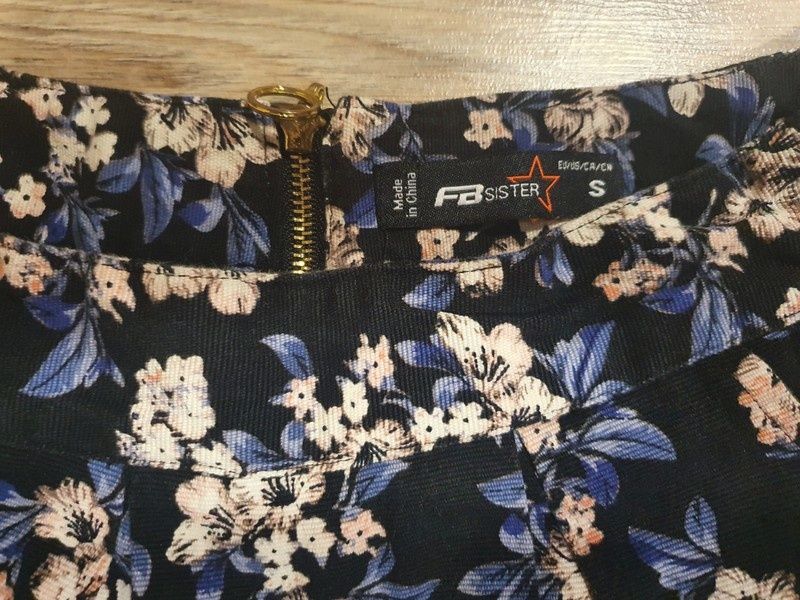 Krótka spódniczka w kwiatki, spódnica mini FB Sister, jak nowa