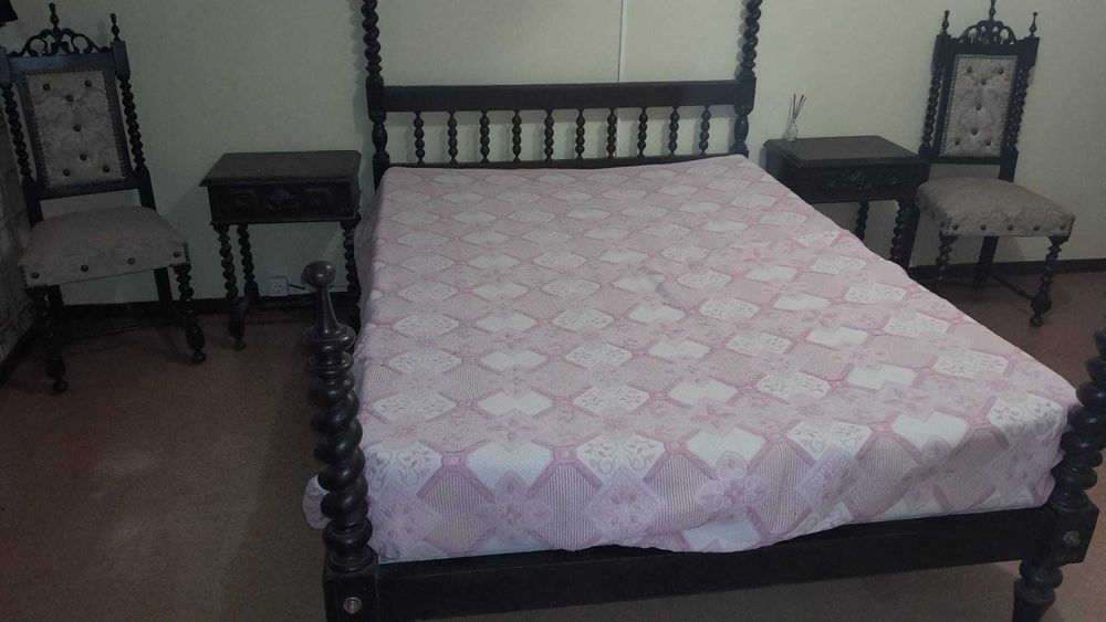 Cama de casal usada de madeira maciça