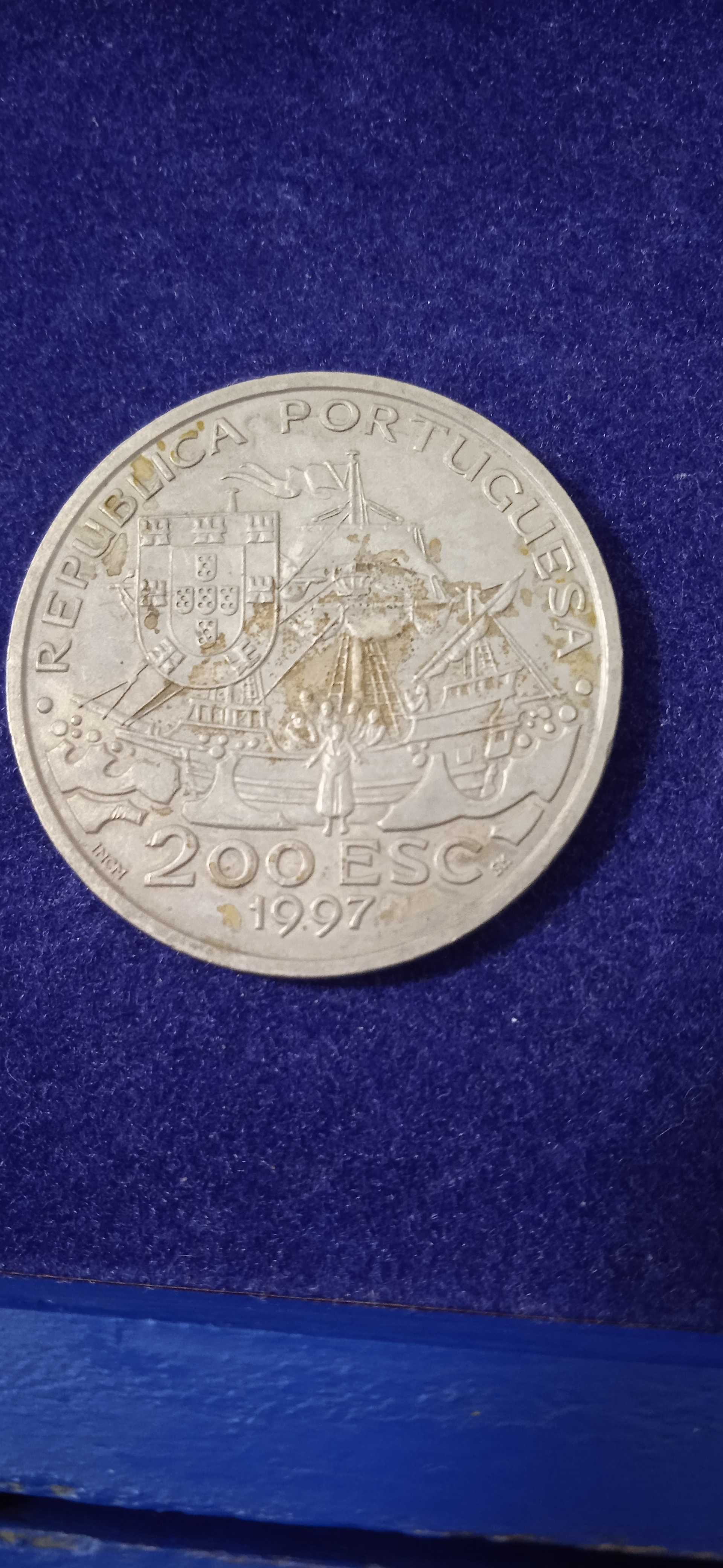 Vende-se moeda de 200 escudos