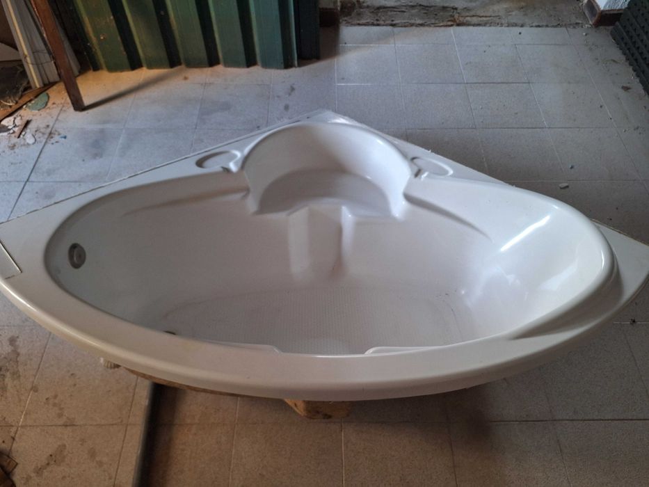 Banheira de Canto c/ 134x134x50cm (medidas exteriores)