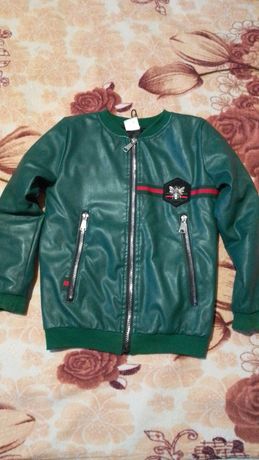 Продам куртка, кофта,олимпийка,мастерка  ветровка Gucci. 134см. 8лет.