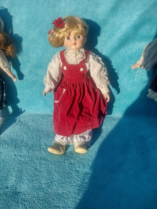 Porcelanowa laleczka śliczna.Polecam serdecznie.