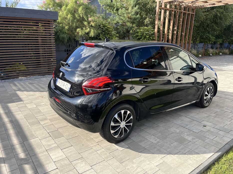 Peugeot 208 lift 18r 1.2 allrue chrom parki tablet elektryka