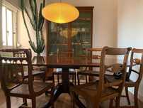 Mesa de jantar clássica em madeira maciça com cadeiras