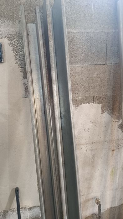 Vigas ómega em aço galvanizado 160x90mm com 2 metros de comprimento
