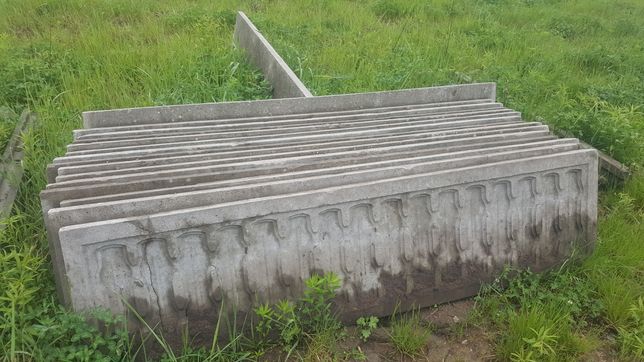 Płyty betonowe z ogrodzenia