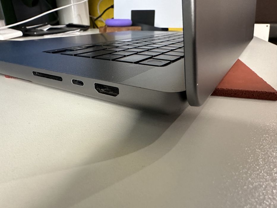 Топкейс MacBook Pro 16” A2485 Space Gray