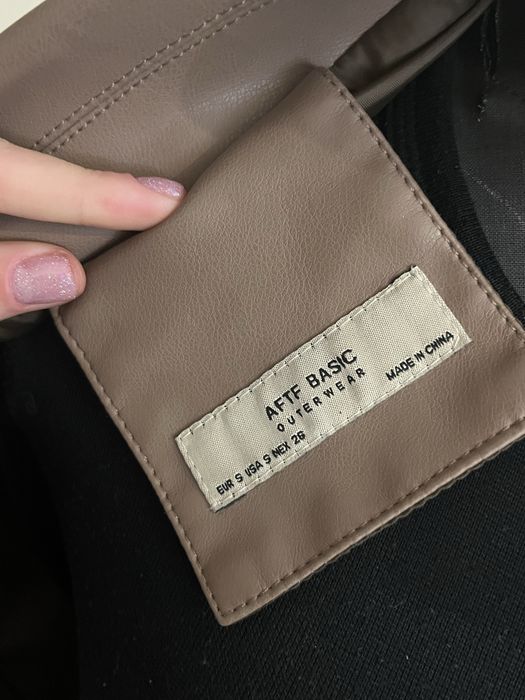 Бежева коротка косуха