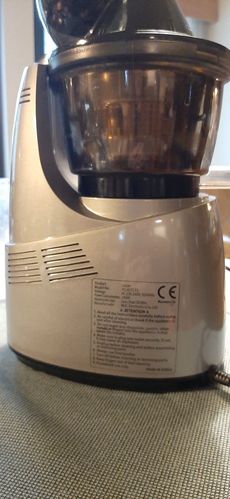 Wyciskarka Kuvings wolnoobrotowa B6000S.